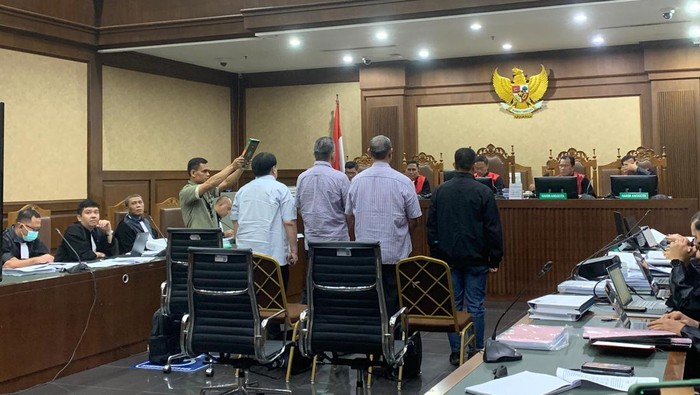 Eks Dirut PT Timah Tbk, Mochtar Riza Pahlevi Tabrani dan eks Direktur Keuangan PT Timah Tbk, Emil Ermindra menjadi saksi kasus dugaan korupsi pengelolaan timah (Mulia Budi/detikcom)
