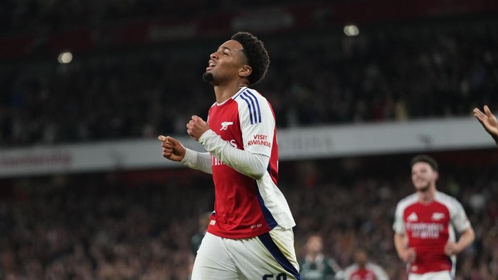 Arsenals Ethan Nwaneri celebrates after scored his sides the second goal during the English League Cup third round soccer match between Arsenal and Bolton Wanderers at the Emirates stadium in London, Wednesday, Sept. 25, 2024. (AP Photo/Kirsty Wigglesworth)