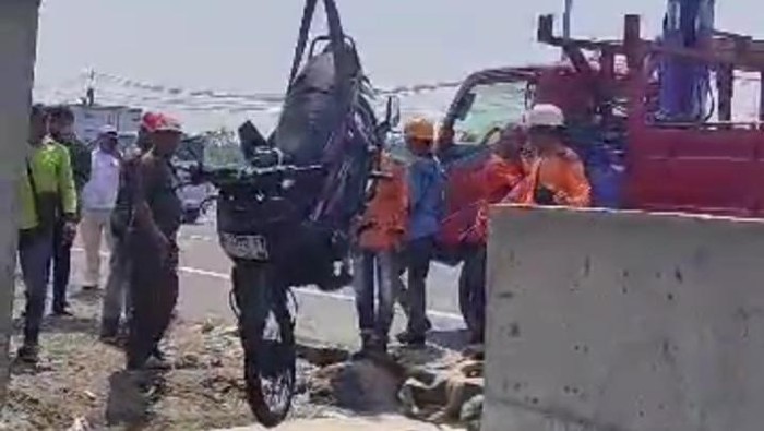 Evakuasi motor yang nyemplung di sungai dekat Exit Tol Kuncen, Klaten, Kamis (26/9/2024).