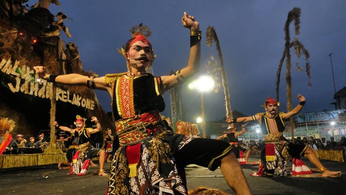 Festival Lima Gunung XXIII Penari menampilkan Tari Garuda Merbabu di panggung terbuka arena Festival Lima Gunung (FLG) XXIII kawasan lereng Gunung Merbabu, Dusun Keron, Krogowanan, Sawangan, Magelang, Jawa Tengah, Rabu (25/9/2024). Pagelaran seni budaya oleh seniman petani Komunitas Lima Gunung kali ini mengusung tema Wolak Waliking Zaman Kelakone digelar dari tanggal 25-29 September menampilkan 120 kelompok seni dari berbagai daerah dengan peserta sedikitnya 2.000 orang. ANTARA FOTO/Anis Efizudin/nz