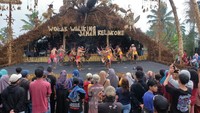 Warga menyaksikan pentas tari Jaranan di panggung terbuka arena Festival Lima Gunung (FLG) XXIII kawasan lereng Gunung Merbabu, Dusun Keron, Krogowanan, Sawangan, Magelang, Jawa Tengah, Rabu (25/9/2024). 