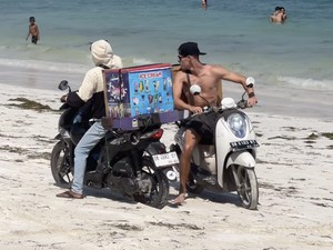 Kocak! Pembalap Moto2 Jualan Es Krim di Lombok