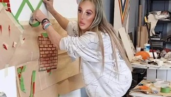 Foto yang dipajang di medsos dan aslinya. Foto: Boredpanda