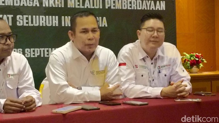 Foto kiri ke kanan: Ketua Umum APARSI, Suhendro, Direktur Jenderal Perdagangan Dalam Negeri, Moga Simatupang, Direktur Eksekutif APARSI, Nicolas Anggara saat acara di Semarang, Kamis (26/9/2024).
