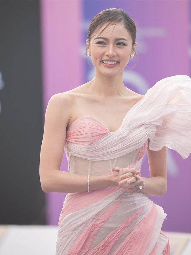 Aktris asal Filipina, Kim Chiu menjadi salah satu tamu istimewa di Seoul International Drama Awards 2024. Tampil dalam balutan one shoulder dress berwarna pink. Kim membawa pulang piala Outstanding Asian Star. Foto: Instagram