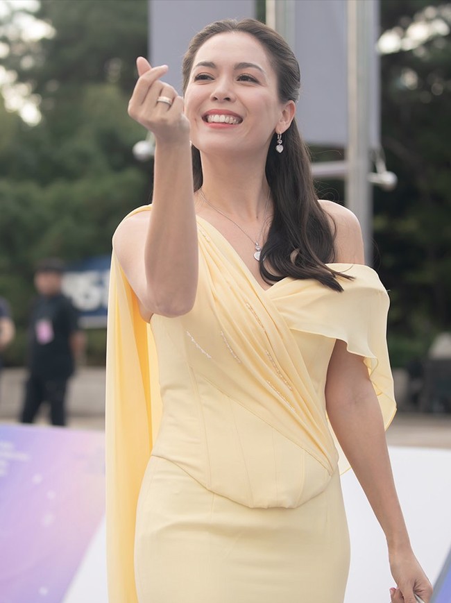 Datang dari Negeri Jiran, ada Siti Saleha yang turut memenangkan penghargaan Oustanding Asian Star di Seoul International Drama Awards 2024. Seperti Kim Hye Yoon, Siti tampil anggun mengenakan dress berwarna kuning. Foto: Instagram