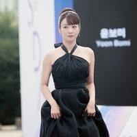 Sekretaris Na di drama Korea Queen of Tears, Yoon Bo Mi mengenakan halter dress berwarna hitam. Tampil bak Disney princess di Seoul International Drama Awards 2024 dengan bun hair. Foto: Instagram