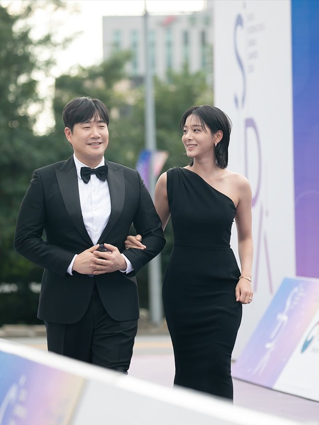 Seol In Ah tampil sebagai pemandu acara Seoul International Drama Awards 2024 bersama Bae Sung Jae. Bintang drama Korea  Twinkling Watermelon itu mengenakan one shoulder dress berwarna hitam yang mengekspos bagian punggungnya. Foto: Instagram