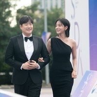 Seol In Ah tampil sebagai pemandu acara Seoul International Drama Awards 2024 bersama Bae Sung Jae. Bintang drama Korea  Twinkling Watermelon itu mengenakan one shoulder dress berwarna hitam yang mengekspos bagian punggungnya. Foto: Instagram