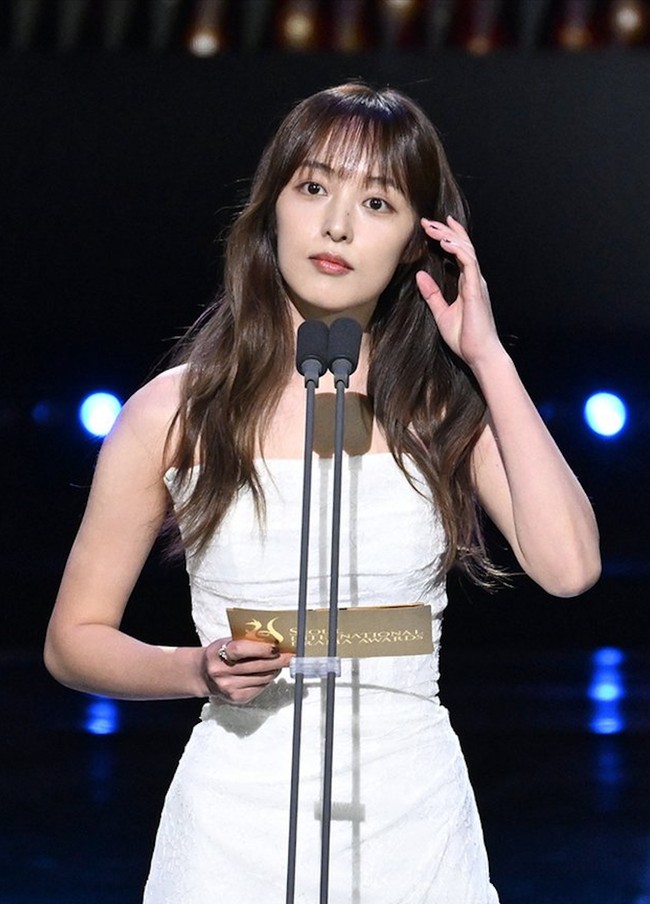 Kim Bo Ra membacakan nominasi bersama Choi Hyun Wook dalam balutan sleeveless dress berwarna putih. Sang aktris belum lama ini menikah dengan sutradara Jo Ba Reun. Foto: Instagram