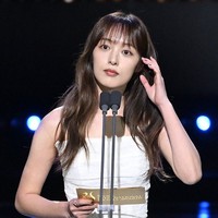 Kim Bo Ra membacakan nominasi bersama Choi Hyun Wook dalam balutan sleeveless dress berwarna putih. Sang aktris belum lama ini menikah dengan sutradara Jo Ba Reun. Foto: Instagram