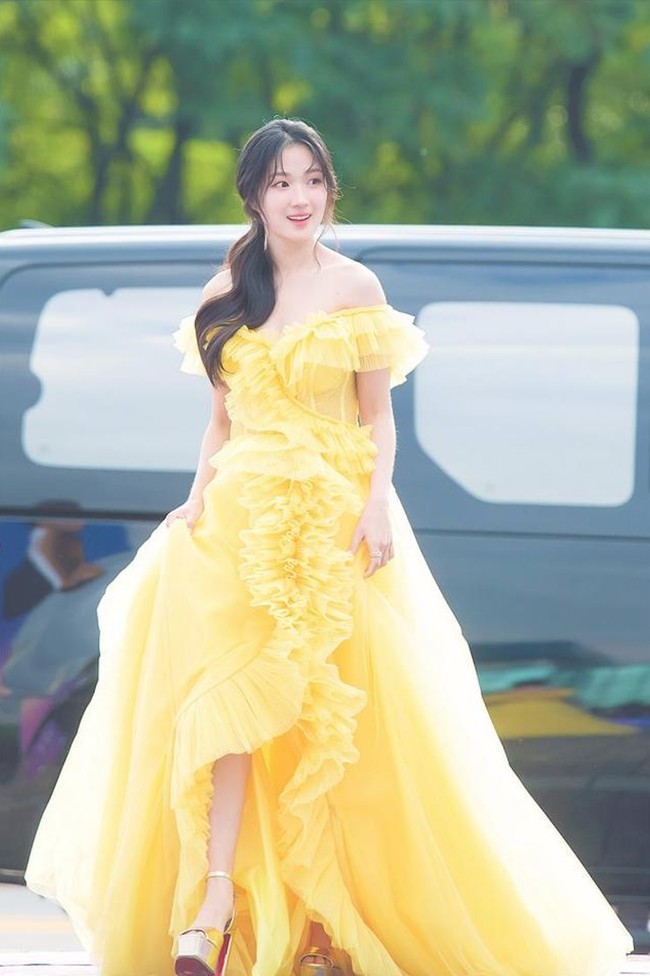 Bintang drama Korea Lovely Runner, Kim Hye Yoon terlihat bersinar dalam balutan flowy dress berwarna kuning. Sang aktris menerima penghargaan Oustanding Asian Star dan berfoto bersama Dian Sastrowardoyo di Seoul International Drama Awards 2024, Rabu (25/9/2024) kemarin. Foto: Instagram