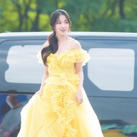 Bintang drama Korea Lovely Runner, Kim Hye Yoon terlihat bersinar dalam balutan flowy dress berwarna kuning. Sang aktris menerima penghargaan Oustanding Asian Star dan berfoto bersama Dian Sastrowardoyo di Seoul International Drama Awards 2024, Rabu (25/9/2024) kemarin. Foto: Instagram