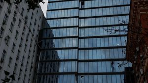 Kaca Gedung Kejaksaan Agung Ukraina Pecah Dihantam Pesawat Nirawak Rusia