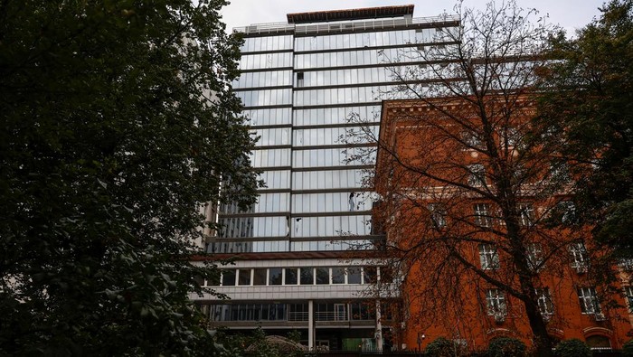 Pemandangan gedung Kantor Kejaksaan Agung Ukraina yang rusak akibat serangan pesawat nirawak Rusia, di Kyiv, Ukraina, Kamis (26/9/2024).