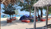 Gili Labak juga bisa dijadikan tempat untuk berkemah. Jadi traveler bisa merencanakannya sendiri.
