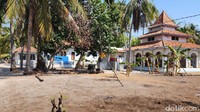 Masjid di tengah-tengah perkampungan di Gili Labak.