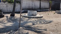 Air yang ada di Gili Labak adalah air payau. Jadi, warga harus membawa dari daratan utama, yakni Pulau Madura untuk pasokan air tawar.