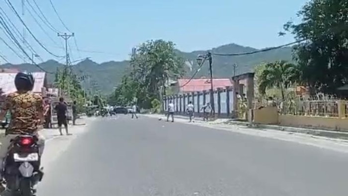Siswa SMKN 3 Gorontalo menyerang SMAN 3 Gorontalo dengan batu, diduga akibat pertandingan futsal. Polisi mediasi untuk menyelesaikan konflik.