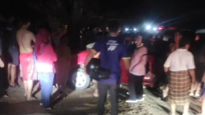 Pria berinisial A (55) di Kabupaten Gowa, Sulawesi Selatan (Sulsel), babak belur diamuk massa usai diduga melakukan tabrak lari.
