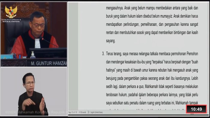 Hakim Guntur Hamzah menahan tangis saat membaca dissenting opinion gugatan 5 ibu