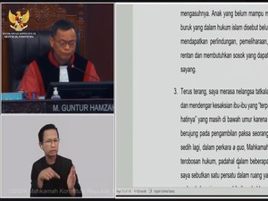 Momen Hakim MK Tahan Tangis Baca Dissenting Opinion soal Hak Asuh Anak