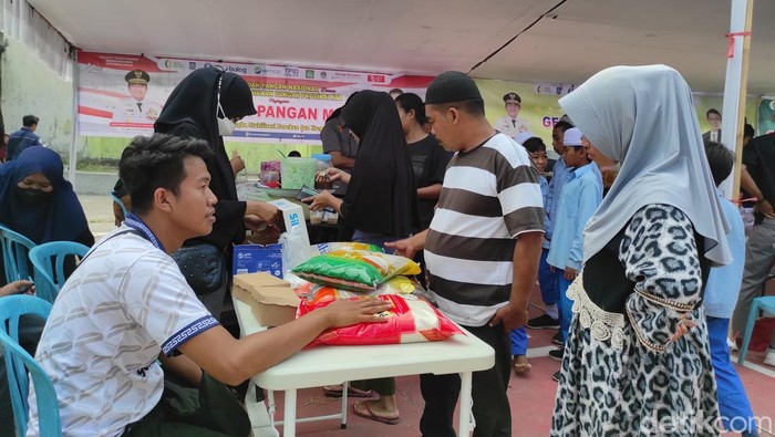 Suasana Gerakan Pangan Murah yang dilakukan Pemprov NTB di Desa Merembu, Lombok Barat, NTB, Kamis (26/9/2024). (Nathea Citra/detikBali)
