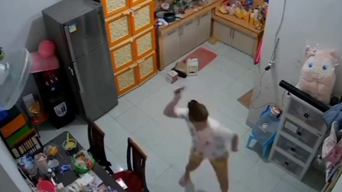 Heboh kasus ibu mencambuk putrinya yang masih berumur 6 tahun di Kota Medan, Sumatera Utara. Disebutkan aksi ini terjadi karena stiker sekolah korban hilang.