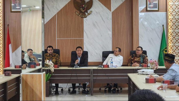 Hilman Latief saat menghadiri penyerahan asuransi ekstra cover jemaah haji Jawa Barat 2024.