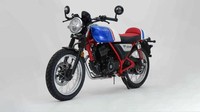 Dari segi tampilan, Honda CGX150 ini memiliki tongkrongan ala motor scrambler. Ciri khasnya, lampu depan bulan dengan posisi setang tinggi dan jok yang datar. Selain itu, motor ini juga menggunakan velg jari-jari, sehingga kesan jadulnya lebih terasa lagi. Foto: Dok. Honda