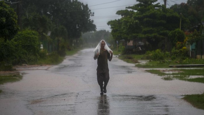 Hujan Lebat Mengguyur Kuba Akibat Badai Tropis Helene Badai Tropis Helene juga mendekati wilayah di Kuba. Badai Tropis Helene diperkirakan
akan menimbulkan tanah longsor dan banjir di Kuba.