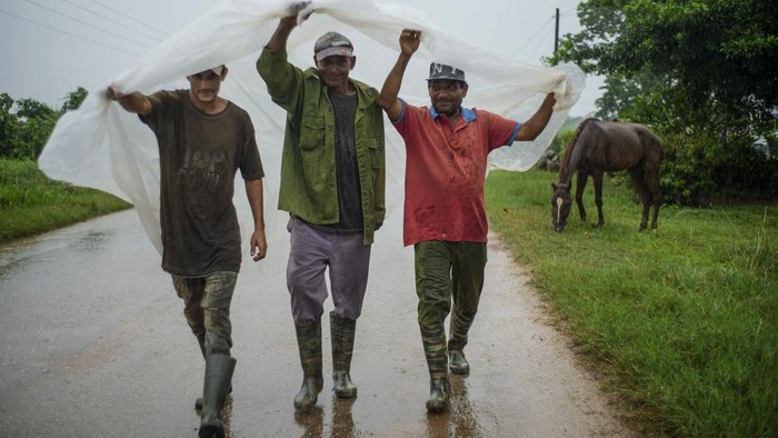 Badai Tropis Helene juga mendekati wilayah di Kuba. Badai Tropis Helene diperkirakan 
akan menimbulkan tanah longsor dan banjir di Kuba.