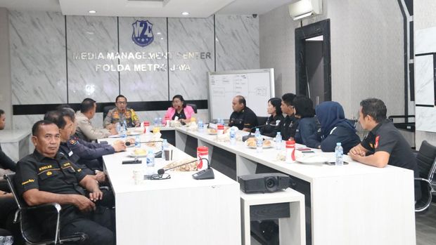 Humas Polda Metro Jaya memberikan pengarahan kepada jajaran humas polres dan polsek