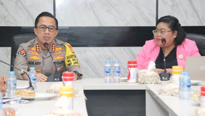 Humas Polda Metro Jaya memberikan pengarahan kepada jajaran humas polres dan polsek