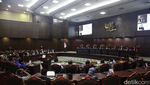 Tangisan Seorang Ibu Saat Uji Materi Hak Asuh Anaknya Ditolak MK
