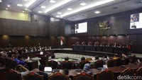 MK menolak seluruh uji materi yang diajukan oleh Angelia Susanto dan pemohon lain dalam kasus sengketa hak asuh anak-anak terkait perceraian.  