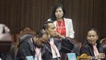 Tangisan Seorang Ibu Saat Uji Materi Hak Asuh Anaknya Ditolak MK