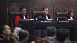 Tangisan Seorang Ibu Saat Uji Materi Hak Asuh Anaknya Ditolak MK