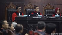 Hakim Konstitusi M Guntur Hamzah menyatakan disenting opinion dan menyatakan MK harusnya menerima uji materi yang diajukan para pemohon.  