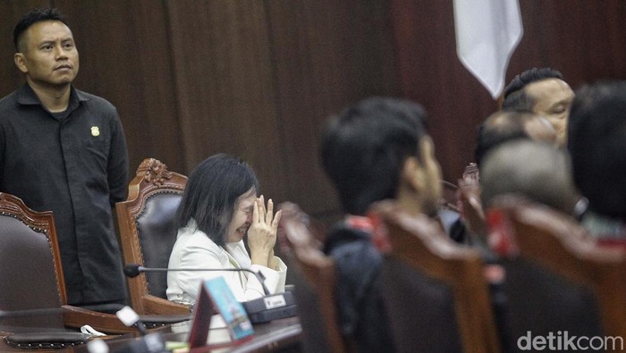 Mahkamah Konstitusi menolak uji materi Pasal 330 ayat 1 KUHP kasus sengketa hak asuh anak-anak terkait perceraian. Angelia Susanto yang mengajukan uji materi itu pun menangis.