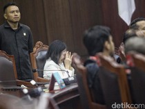 Tangisan Seorang Ibu Saat Uji Materi Hak Asuh Anaknya Ditolak MK