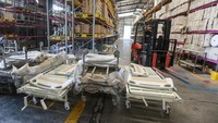 Pekerja menggunakan forklift untuk mempersiapkan bantuan peralatan medis.  
