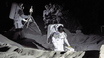 ESA telah bernegosiasi untuk tiga tempat di misi bulan masa depan di bawah program Artemis yang dipimpin NASA pada tahun 2030, tergantung pada kemajuan program tersebut. Saat ini, ESA bergantung pada NASA dan lainnya untuk mengirim astronautnya ke luar angkasa. ESA sedang membangun modul layanan untuk kapsul kru Orion yang akan terbang ke bulan sebagai bagian dari Artemis.