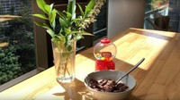 So Min juga memiliki meja panjang yang menghadap kaca rumahnya. Biasanya, di meja itu Jung So Min menikmati sarapan berupa sereal. Foto: YouTube