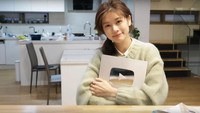 Di depan dapurnya, terdapat meja makan yang sederhana dengan 4 kursi. Biasanya So Min gunakan untuk menikmati makan bersama keluarganya. Foto: YouTube