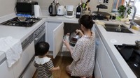 Peralatan memasak yang ada di dapur rumah Jung So Min juga lengkap. Kamu bisa melihat adanya penanak nasi yang diletakkan dalam lemari baah, lalu ada toaster, microwave, blender, hingga sepaket kompor yang lengkap dengan oven. Foto: YouTube