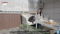 Pemeran Seok Ryu dalam drama Love Nextdoor itu juga memamerkan kalau rumahnya ada area rooftop yang bisa digunakan untuk bersantai. Ia sering menikmati teh dan kopi di sana. Foto: YouTube