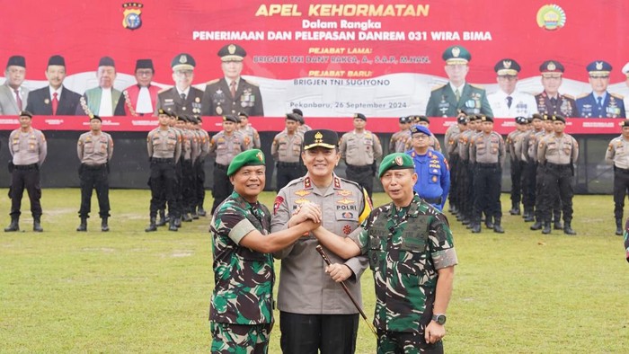 Kapolda Irjen Mohammad Iqbal bersama jajaran Polda Riau menggelar apel kehormatan untuk menyambut dan melepas Danrem 031 Wira Bima. (Dok. Humas Polda Riau)