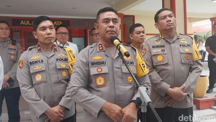 Kapolda Sumut Irjen Whisnu Hermawan Februanto saat memberikan keterangan soal geng motor. (Finta Rahyuni/detikSumut)