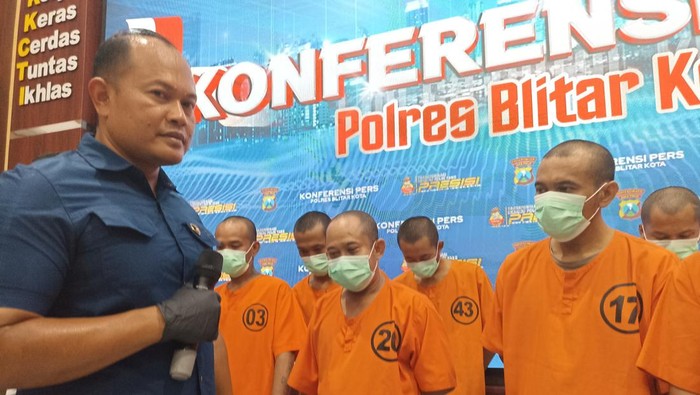 Kasat Narkoba Polres Blitar Kota Iptu Richi Hermawan dan para tersangka